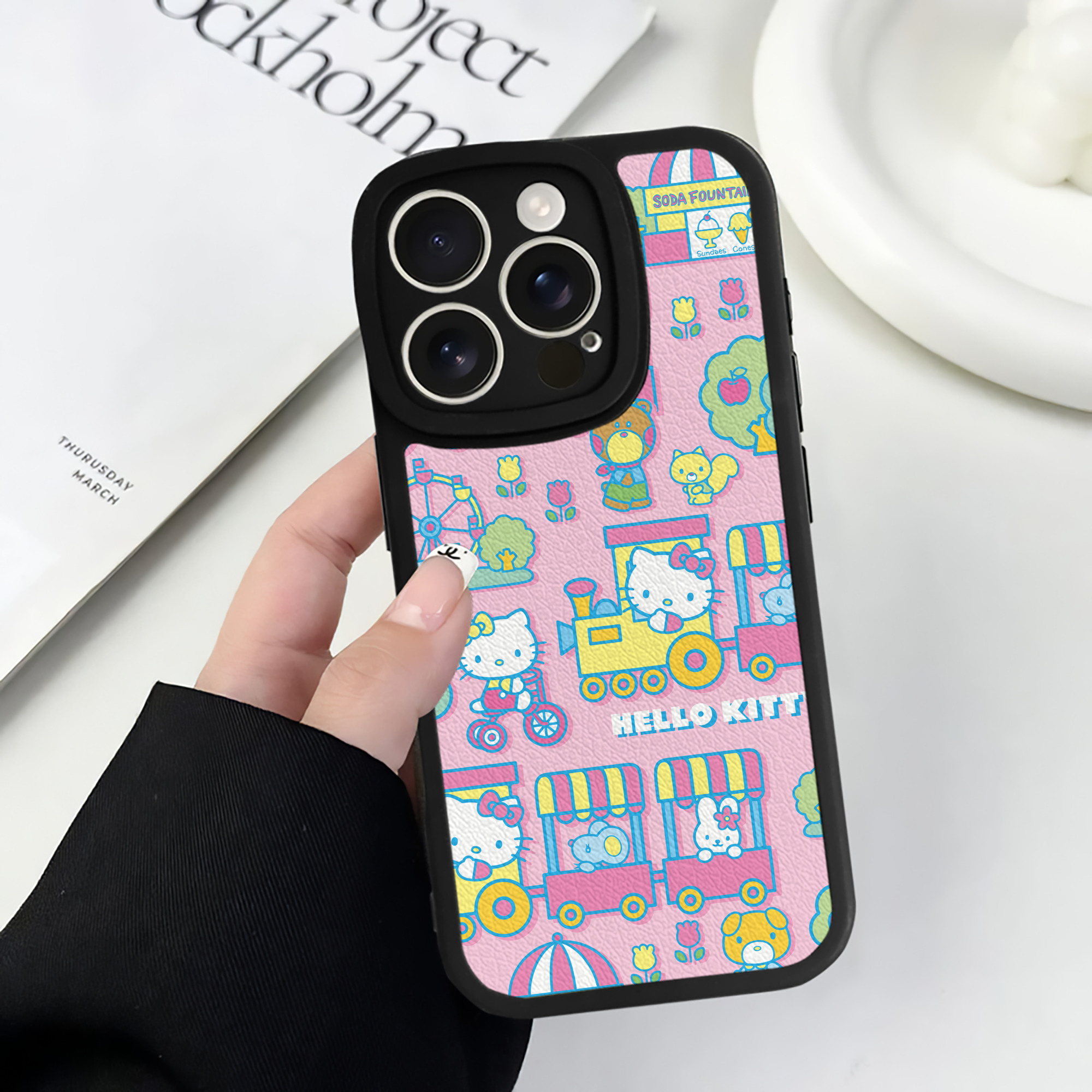 （画像用） Hello Kitty ハローキティ 【iPhone 16シリーズ対応】シリコンスマホケース（レザー調） 材質：シリコン